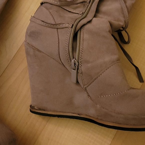 Boots - Picture 3 of 5